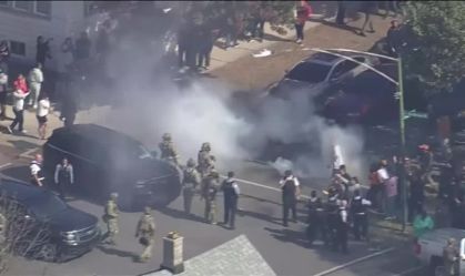 Agentes federais usam gás lacrimogênio em confronto com multidão em Chicago