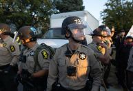 Agente dos EUA atira em mulher que bateu em veículo policial