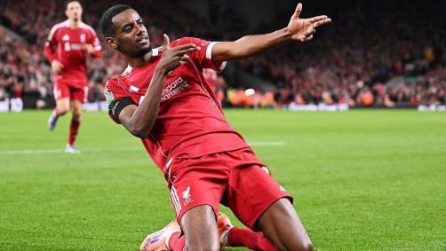 Alexander Isak durante jogo do Liverpool