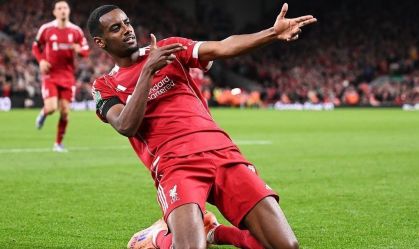 Alexander Isak durante jogo do Liverpool