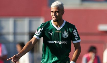 Andreas Pereira se pronuncia sobre lance polêmico em clássico Choque-Rei