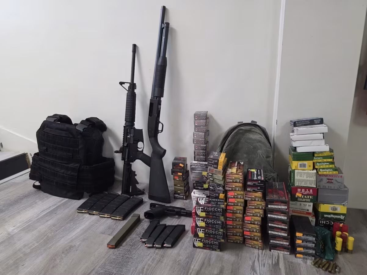 Armas, colete a prova de balas e munições foram apreendidas com suspeito de ameaçar sinagogas nos EUA