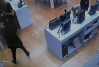 SP: vídeo mostra momento em que criminosos assaltam loja em shopping