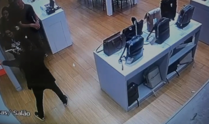SP: vídeo mostra momento em que criminosos assaltam loja em shopping