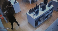 SP: vídeo mostra momento em que criminosos assaltam loja em shopping