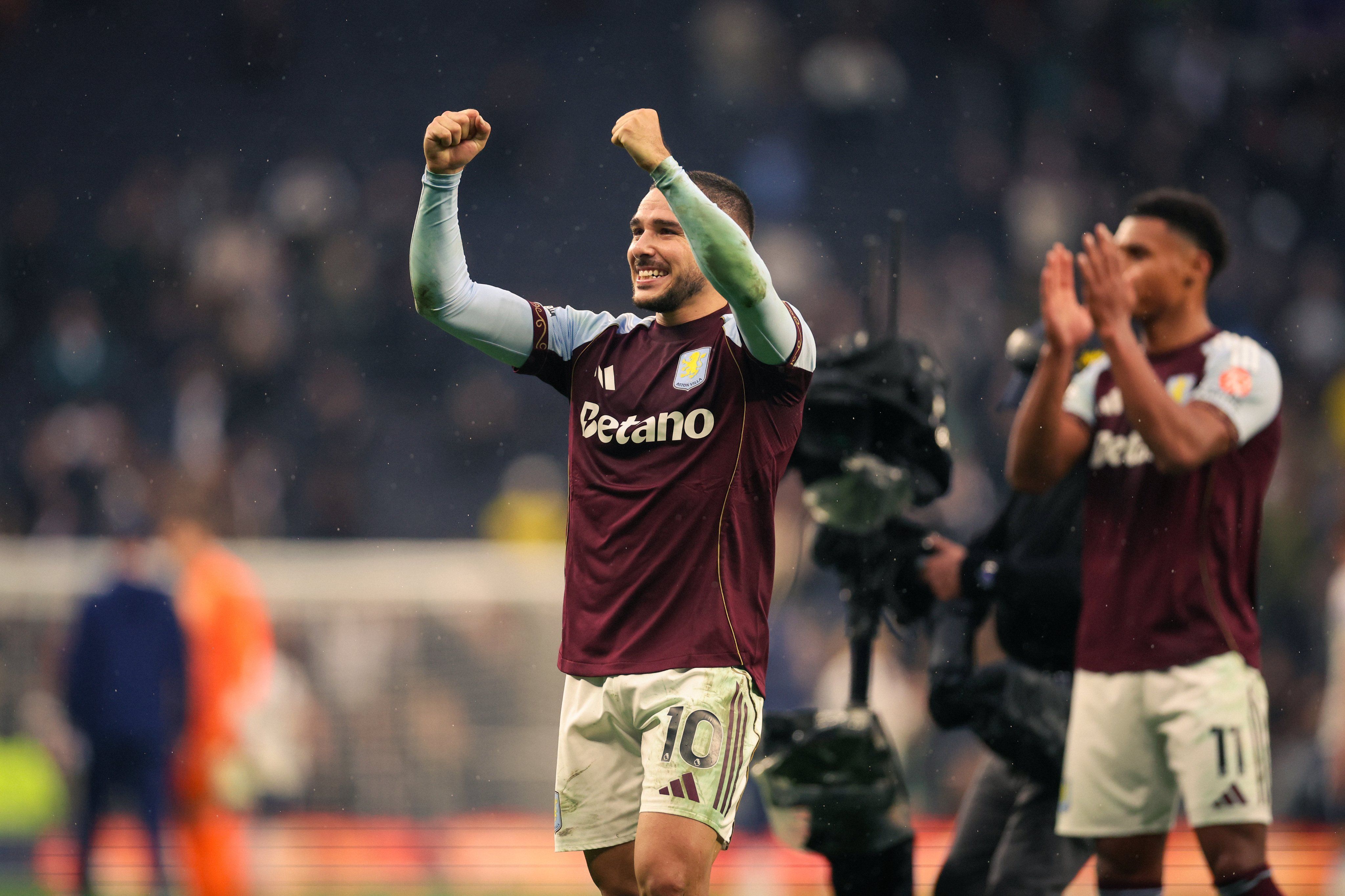 Aston Vila vence o Tottenham fora de casa