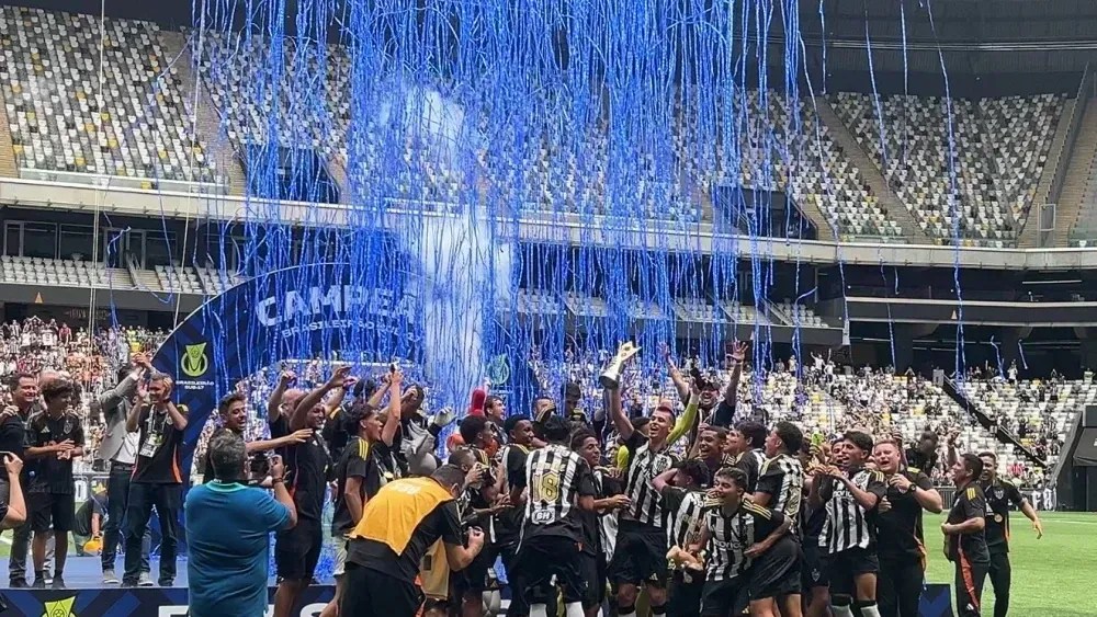 Gafe da CBF: festa do título brasileiro sub-17 do Atlético tem papel azul e gera revolta