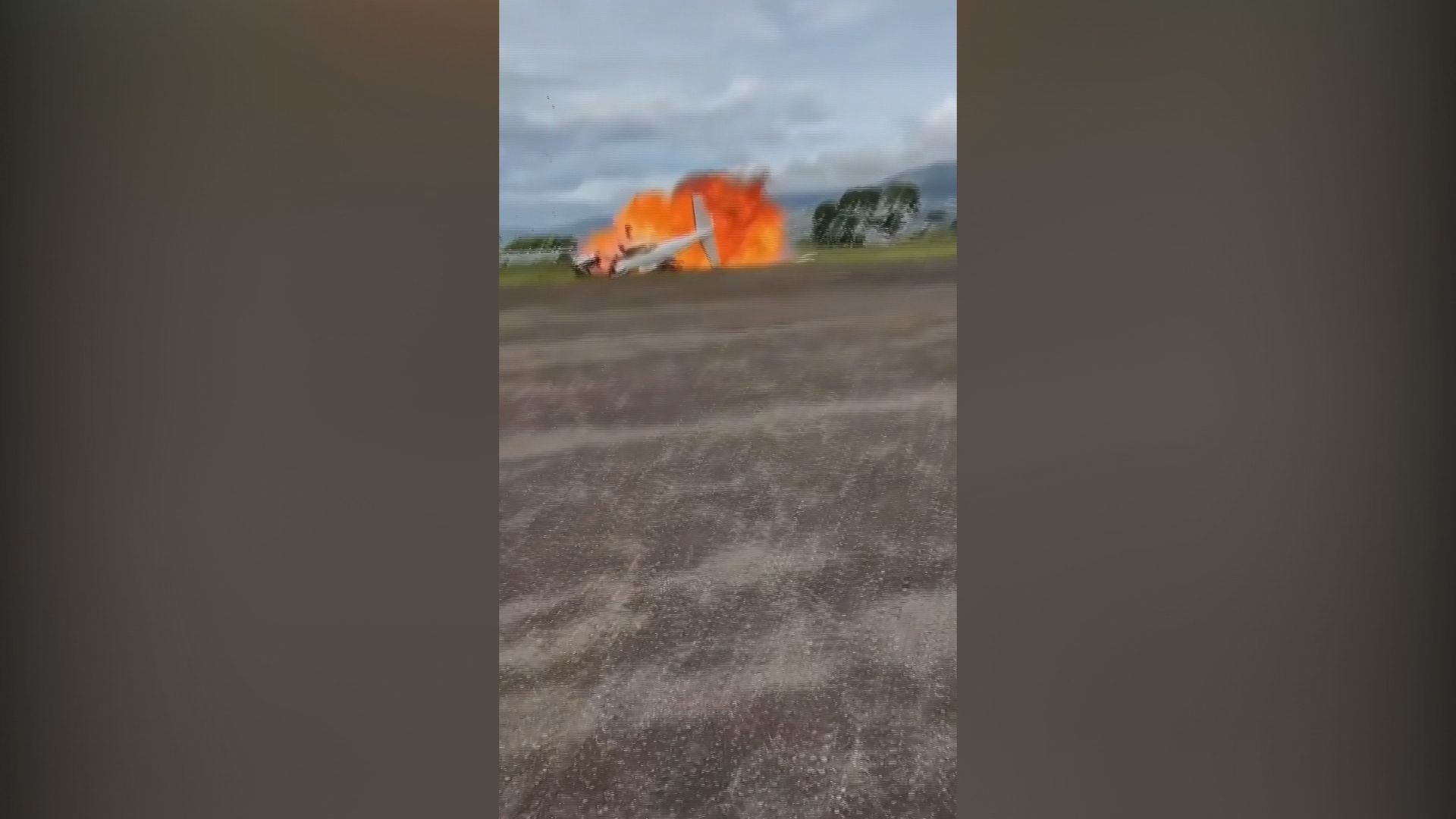 Avião cai e explode durante decolagem na Venezuela