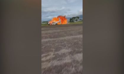 Vídeo: Avião cai e explode após decolar na Venezuela