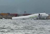 Avião cargueiro colide com veículo e deixa dois mortos em Hong Kong