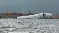 Avião cargueiro colide com veículo e deixa dois mortos em Hong Kong