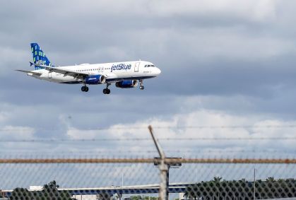 Avião faz pouso de emergência nos EUA e deixa passageiros feridos