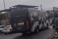 Ônibus do Botafogo fica preso em tiroteio no RJ; clube se posiciona