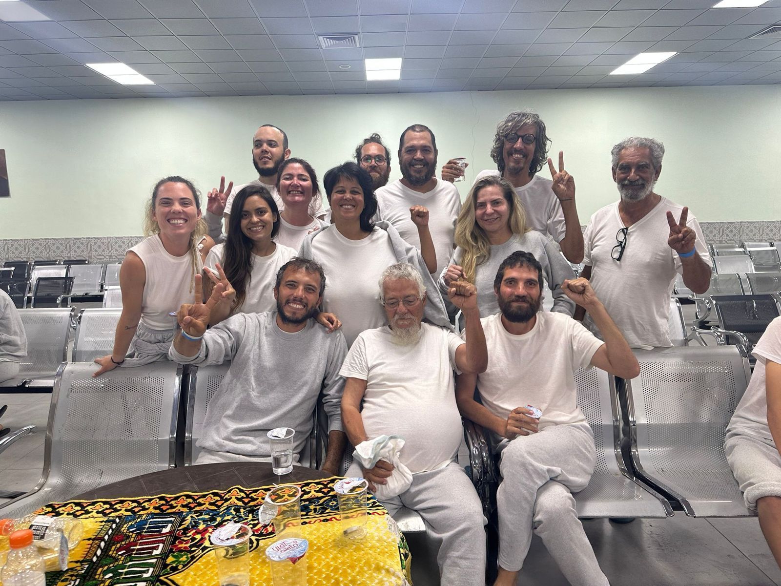Brasileiros reunidos na Jordânia, após serem libertados da prisão em Israel