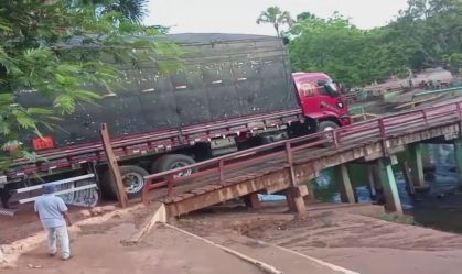 Caminhão cai em rio após ponte de madeira desabar no Maranhão