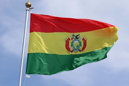 A bandeira nacional da Bolívia tremula ao vento