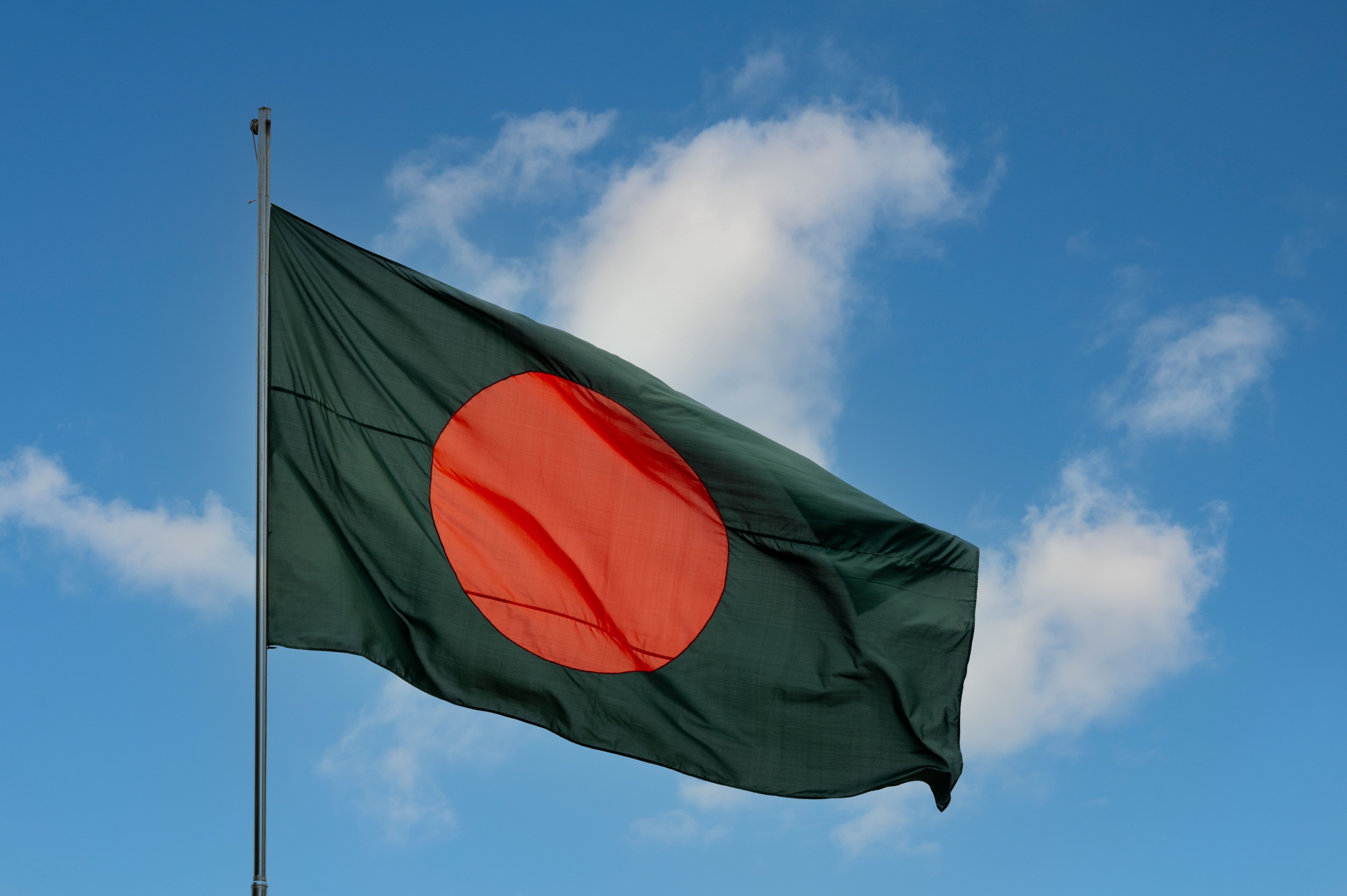 Bandeira nacional de Bangladesh hasteada em um mastro