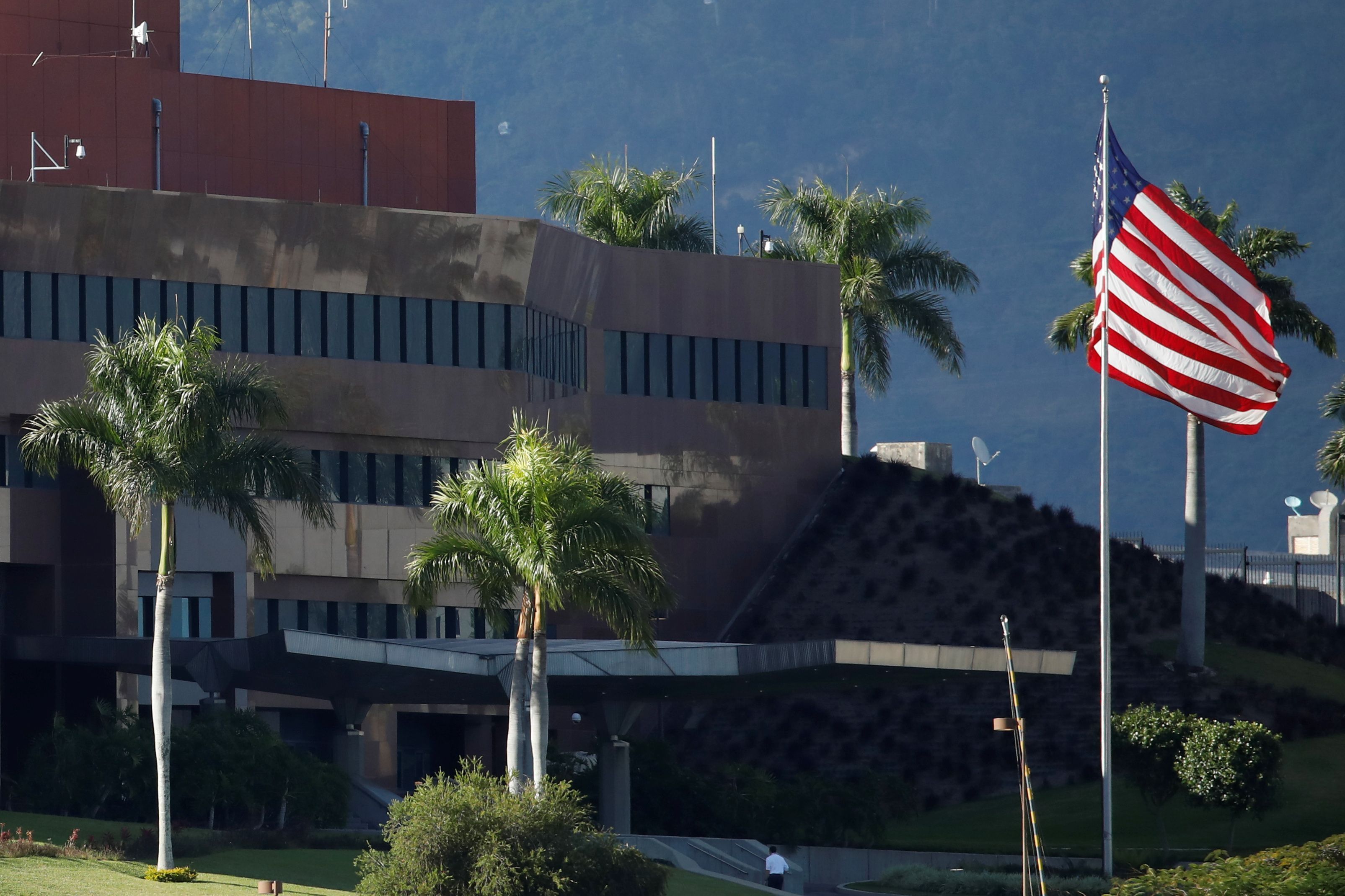 Bandeira dos EUA na embaixada do país em Caracas