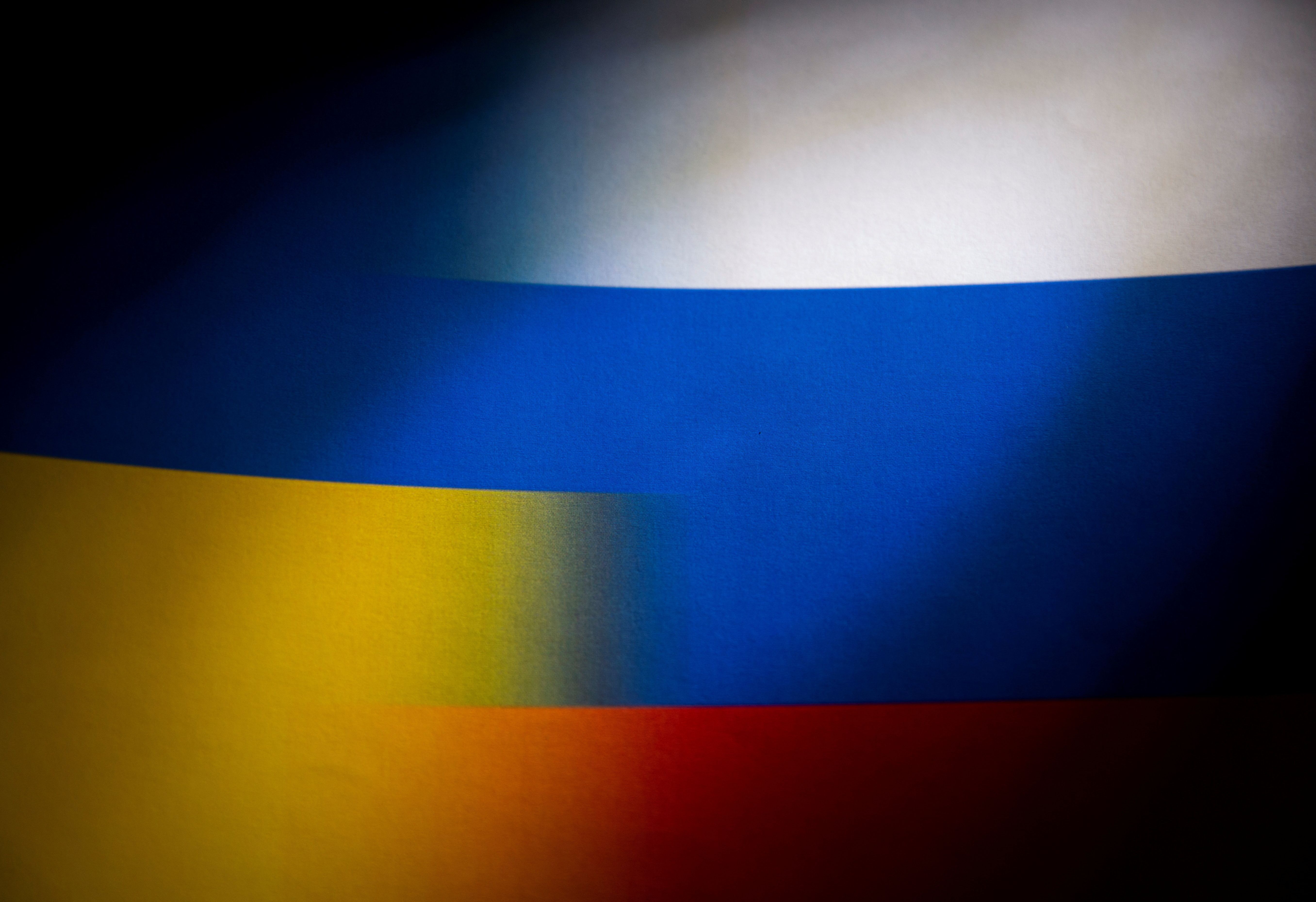 Bandeiras da Rússia e da Ucrânia em foto de ilustração