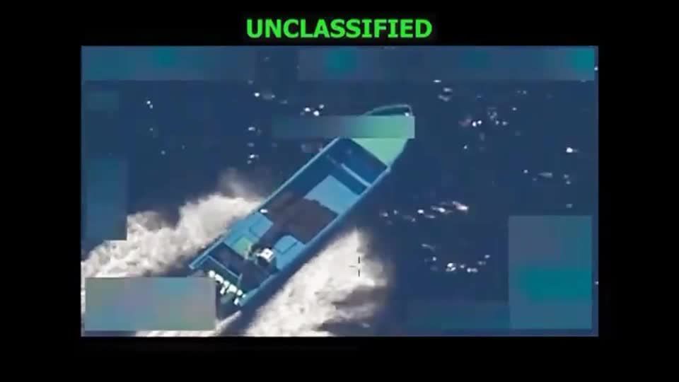 Barco atacado pelos EUA no Oceano Pacífico