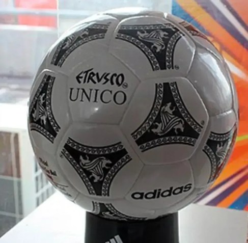 Nome da bola: Etrusco Unico. Edição: Copa de 1990 • Reprodução / Internet