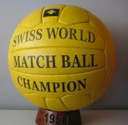 Nome da bola: Swiss WC Match Ball. Edição: Copa de 1954 • Reprodução / Internet