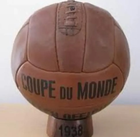 Nome da bola: Allen. Edição: Copa de 1938 • Reprodução / Internet