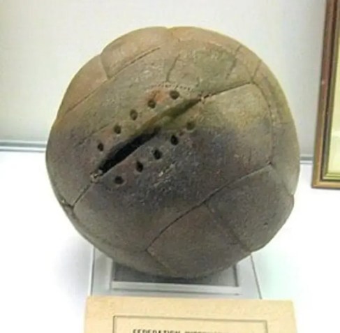 Nome da bola: Federale 102. Edição: Copa de 1934 • Reprodução / Internet