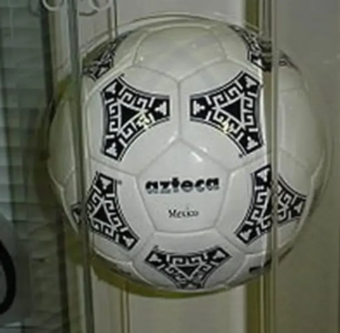 Nome da bola: Azteca. Edição: Copa de 1986 • Reprodução / Internet