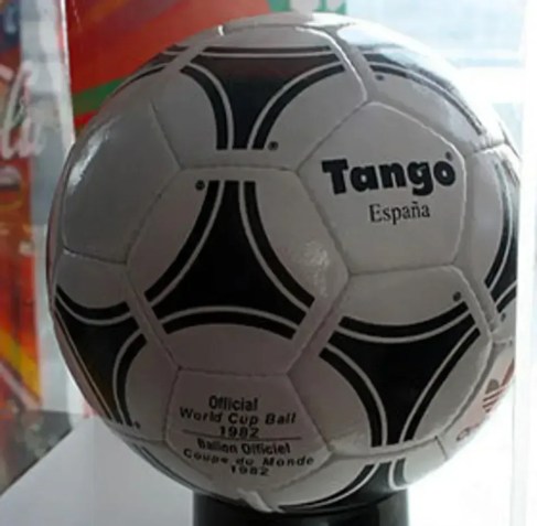 Nome da bola: Tango España. Edição: Copa de 1982 • Reprodução / Internet