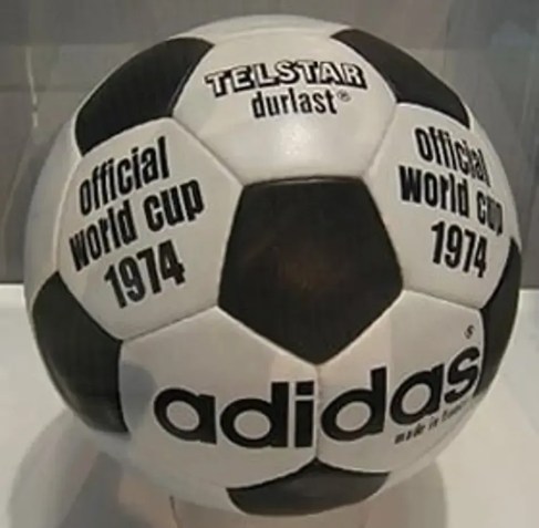 Nome da bola: Telstar Durlast. Edição: Copa de 1974 • Reprodução / Internet