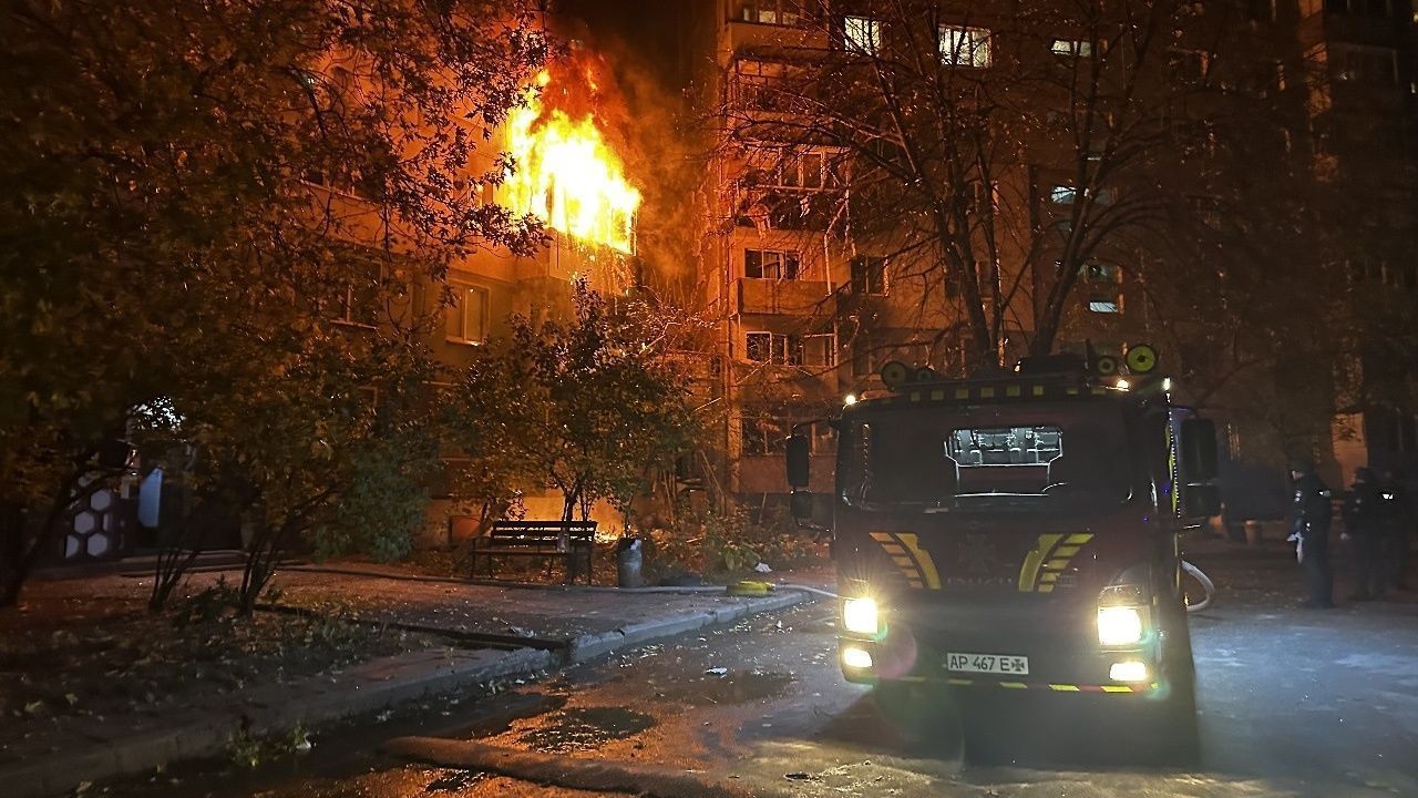 Bombeiros combatem fogo após ataque da Rússia contra a Ucrânia