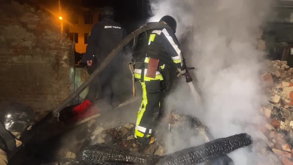 Bombeiros tentam apagar incêndio após ataque da Rússia na cidade de Kharkiv na Ucrânia