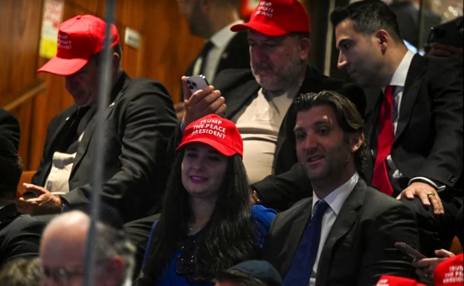 Boné em homenagem a Trump é usado em Parlamento de Israel