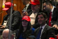 Bonés em homenagem a Trump são usados no Parlamento de Israel