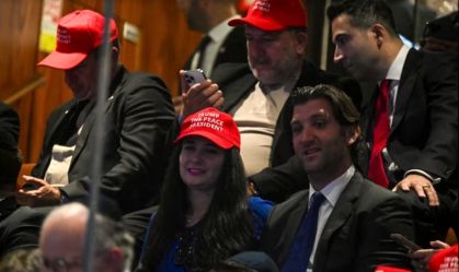 Bonés em homenagem a Trump são usados no Parlamento de Israel