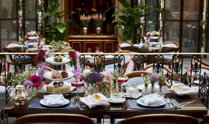 Hotel de luxo em Londres promove chá da tarde inspirado em "Bridgerton"