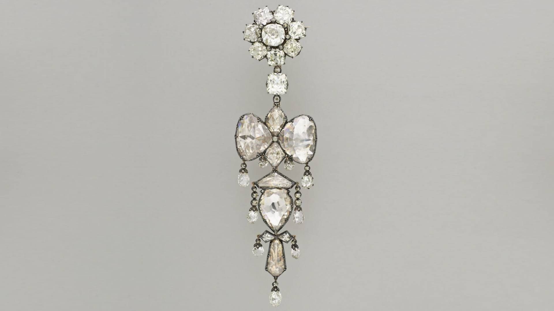 Broche relicário roubado do Museu do Louvre, em Paris • Divulgação/Museu do Louvre