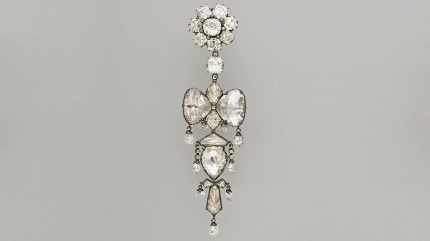 Broche relicário roubado do Museu do Louvre, em Paris • Divulgação/Museu do Louvre