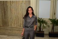 Bruna Marquezine usa bolsa de R$ 17 mil em estreia de peça de Wagner Moura
