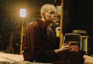 "Bugonia": Emma Stone se gaba de não ter quebrado ossos no filme