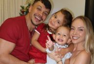 Tata Estaniecki posa ao lado dos filhos após término com Cocielo