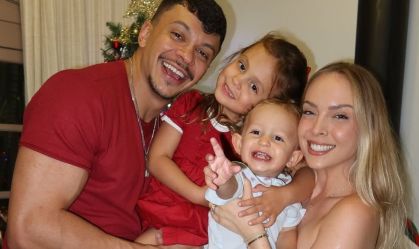 Tata Estaniecki posa ao lado dos filhos após término com Cocielo