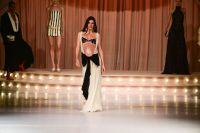 Grávida de 8 meses, Camila Queiroz abre desfile de grife paulista