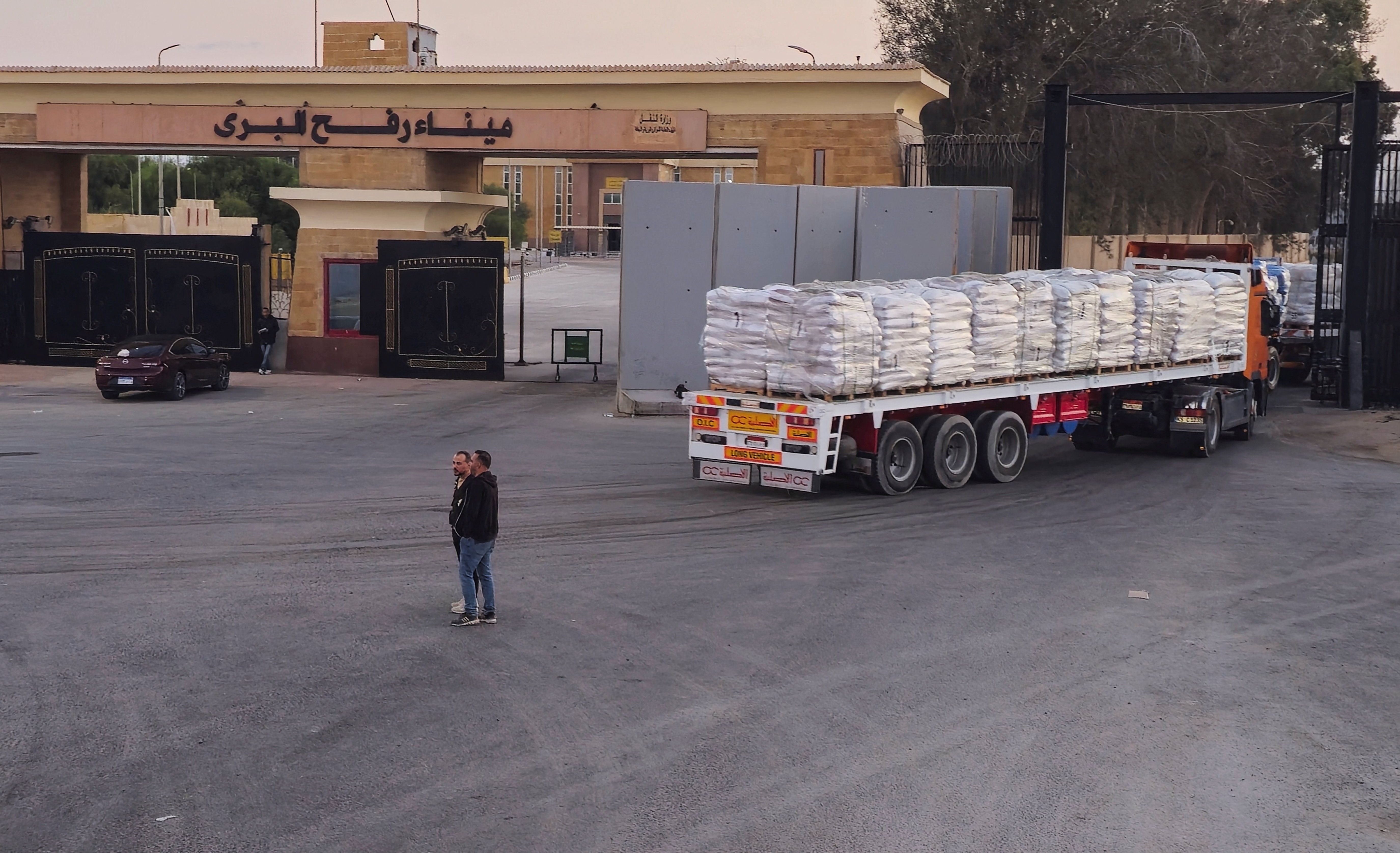 Caminhões transportando ajuda humanitária na passagem de Rafah, no lado egípcio