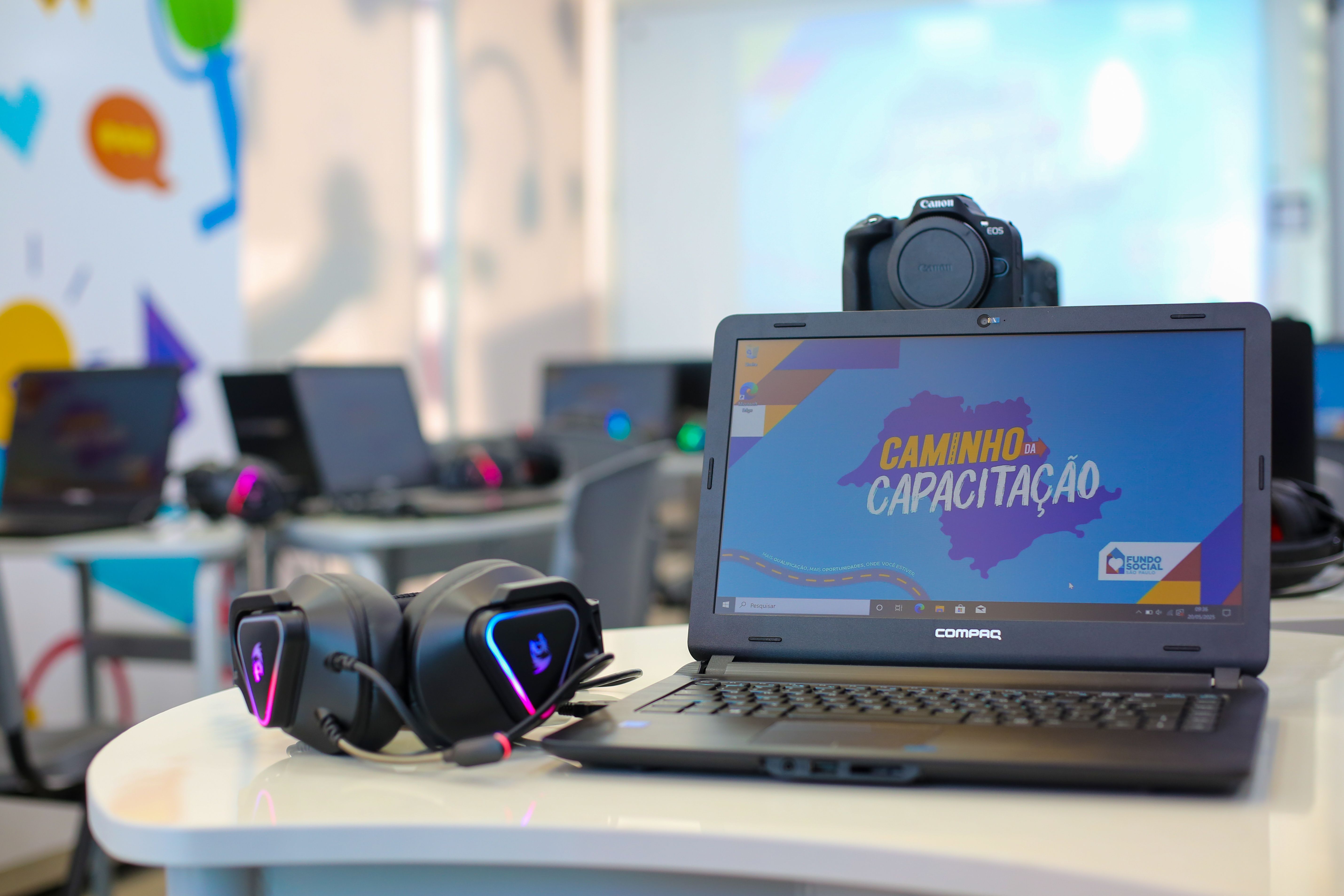 Computador anuncia programa Caminhos da Capacitação,, em SP