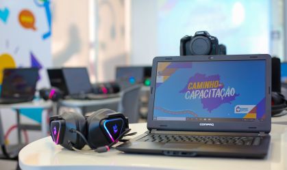Computador anuncia programa Caminhos da Capacitação,, em SP