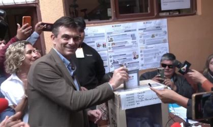 Candidato centrista Rodrigo Paz vota nas eleições na Bolívia