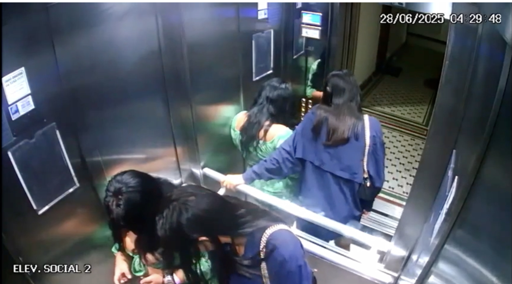 Câmeras de segurança flagraram as mulheres no elevador do prédio da vítima • Reprodução