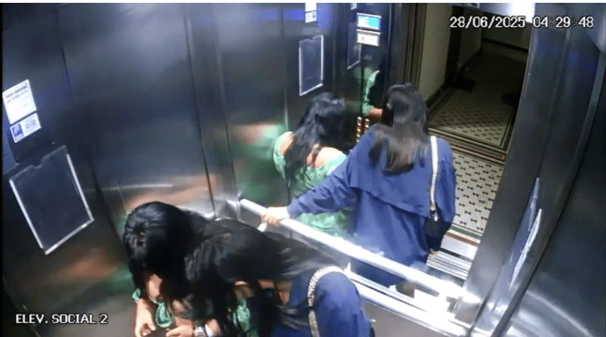 Security cameras caught the women in the elevator of the victim's building • Reproduction